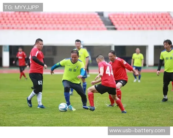 足球明星与其他球员的精彩对抗赛引发热议与讨论